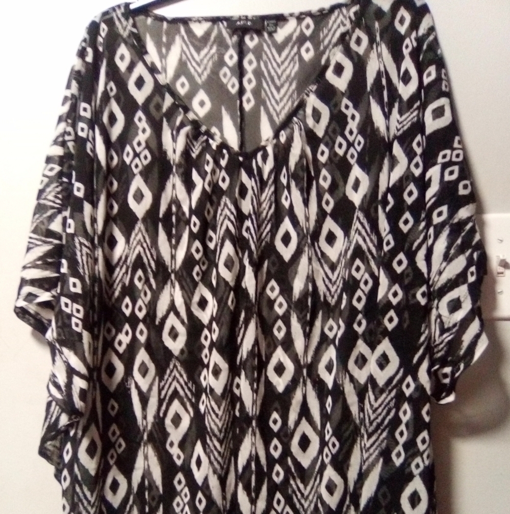 APT. 9 women's oversized top to wear over a camisole. Size 3X